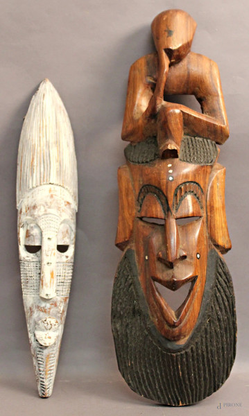 Lotto composto da due maschere in legno, Arte Africana, H massima 57 cm.