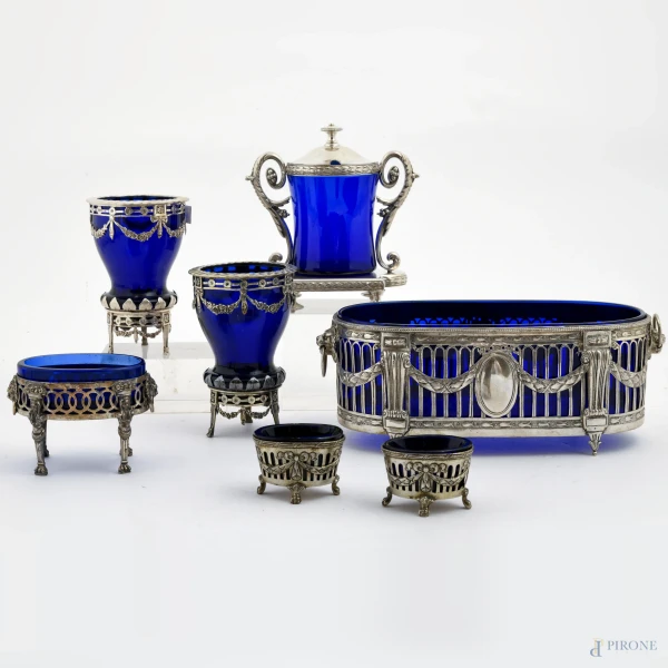 Lotto di sette oggetti in argento e vetro blu cobalto, XIX secolo, misure massime cm 14x21x11