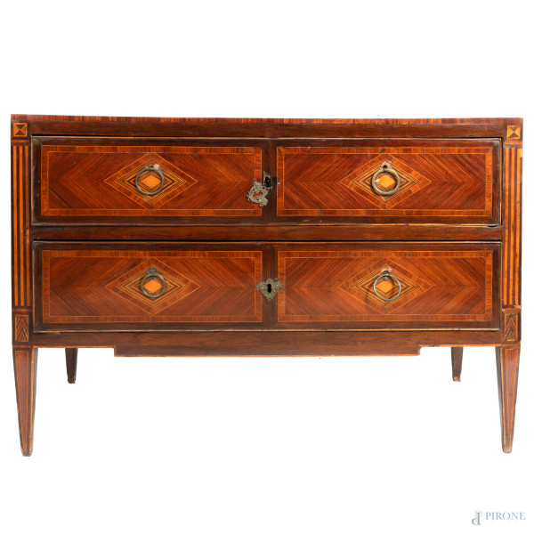 Comò in stile Luigi XVI impiallacciato e intarsiato in varie essenze con fronte a due cassetti, XX secolo, cm 92x131,5x66, (segni di usura, scalfiture, sollevamenti dell'impiallacciatura, difetti)