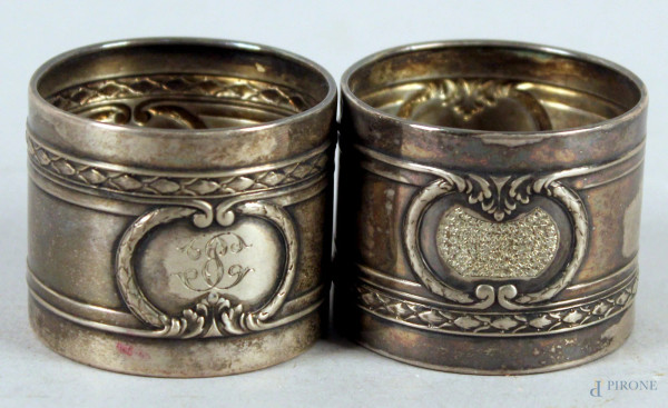 Coppia portatovaglioli in argento inciso, primi 900.