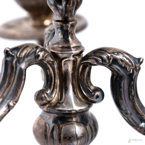 Coppia di candelabri a quattro luci in argento 800/000, altezza cm 29, peso lordo complessivo gr ...