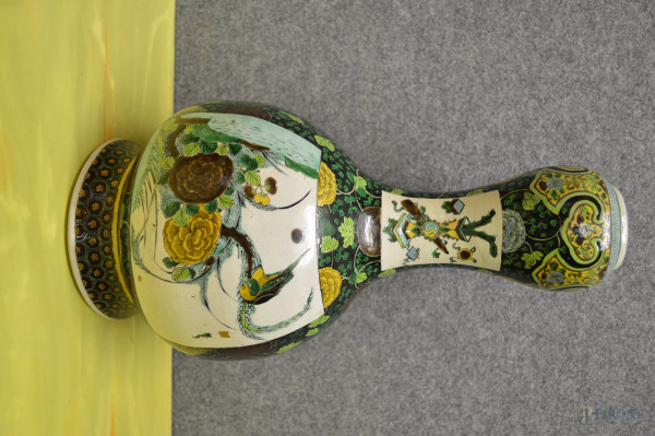 Vaso in porcellana a decoro di fiori e volatili, arte orientale, h. cm 43.
