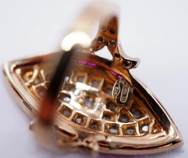 Anello in oro basso 14 kt, rubini 2,10 ct, diamanti 0,55 ct, misura n. 17, peso gr. 8