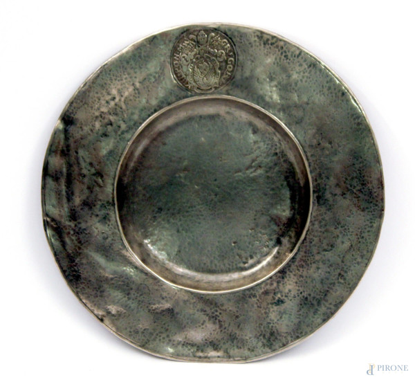 Piatto in argento con stemma di Gregorio XIII, XVI sec. diam. cm.  22.