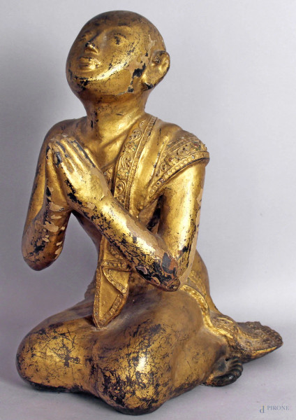 Bonzo in preghiera, scultura in legno intagliato e dorato, altezza 45 cm, Cina fine XIX secolo.