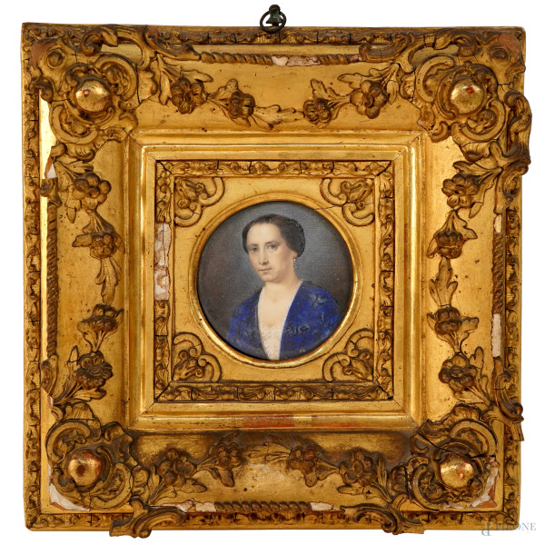 Miniatura raffigurante nobildonna con veste blu, XIX secolo,  tecnica mista su carta, cm 6,5x6,5 entro cornice, (difetti)