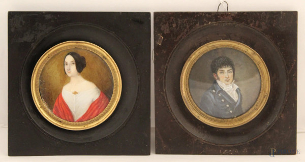 Coppia di miniature ad assetto tondo a soggetto di Lui e Lei con cornici in legno, diam. 6 cm