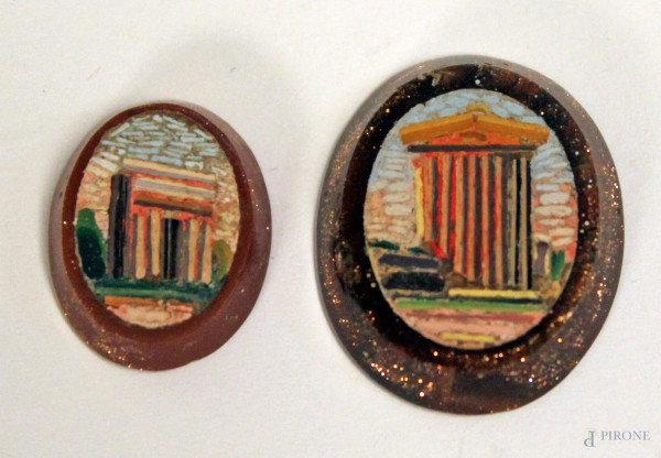 Lotto composto da due micromosaici raffiguranti tempio romano e Arco di Trionfo, fine XIX sec., cm 2,5 x 2.
