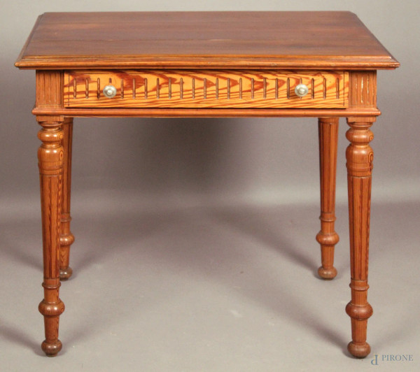 Piccolo tavolo scrittoio di linea tonda ad un cassetto, poggiante su quattro gambe, primi 900, h. 75x83x58 cm.