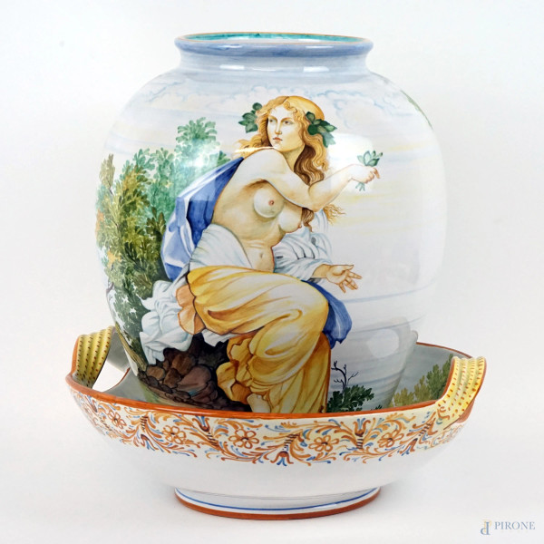 Lotto composto da un vaso ed un centrotavola in ceramica dipinta in policromia, raffiguranti scorcio di paesaggio con architetture e figura femminile, alt. max cm 32, manifatture Paolo Lazzarotti e Chiellidee Ascoli Piceno,  XX secolo.