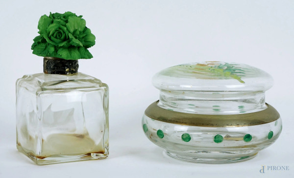 Lotto composto da un cofanetto in vetro dipinto con volatili ed una bottiglia porta profumo in vetro con tappo a fiori verdi, alt. max cm 16,5, XX secolo, (difetti).