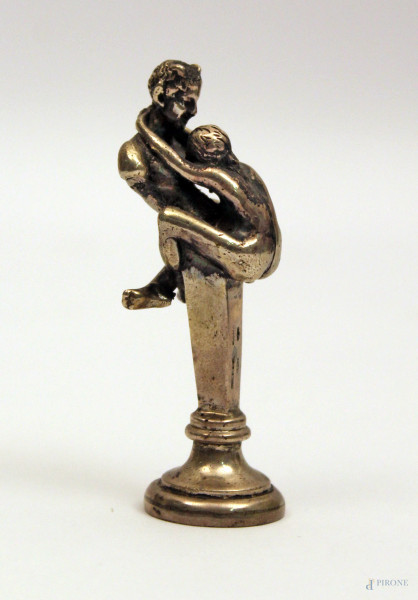 Antico sigillo in argento sormontato da scena erotica, h. cm 7,5.