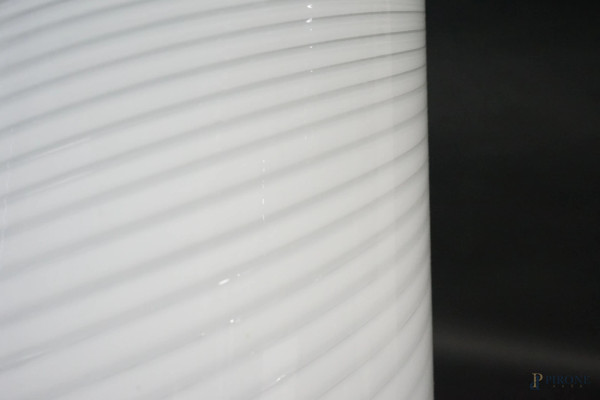 Lampada da tavolo in vetro, diffusone a campana con lavorazione a spirale, base in metallo, 1970-...