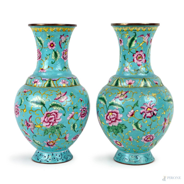 Coppia di vasi cloisonné a decoro di fiori, cm h 25,5, arte orientale, XX secolo.