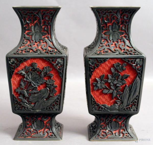 Coppia di vasi di linea quadrata, intarsi in legno di ebano, fondo in lacca rossa e basi in legno, Arte orientale, H 23 cm.