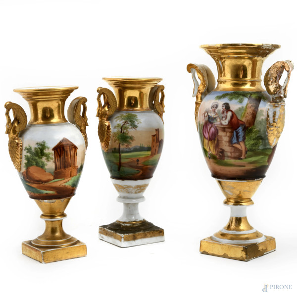 Lotto di tre vasetti biansati a foggia di cigno in Stile Impero in ceramica dorata e dipinta con scene campestri, altezza massima cm 28, (cadute di colore e doratura, felature e mancanze)