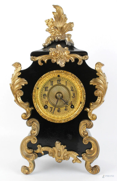 Orologio da appoggio, in legno ebanizzato, quadrante circolare a numeri arabi, applicazioni in bronzo dorato a motivi fogliacei, altezza cm. 46, Ansonia Clock &amp; Co, New York,  fine XIX secolo