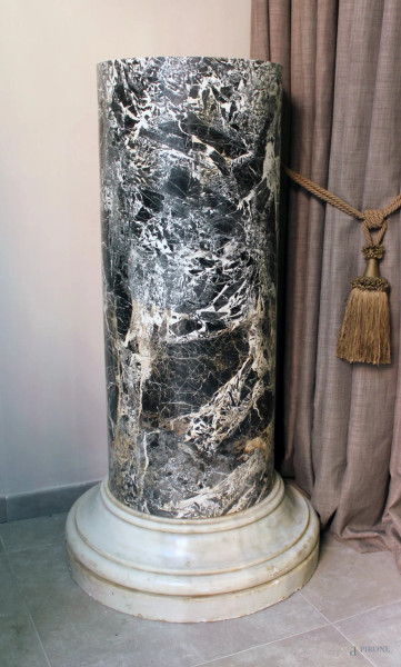 Coppia di colonne portabusti in marmo bianco e nero d'Aquitania, Roma XVIII sec., h. 122, diametro 39 cm.