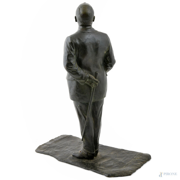 Uomo con guanti, XX secolo, scultura in bronzo, altezza cm 46