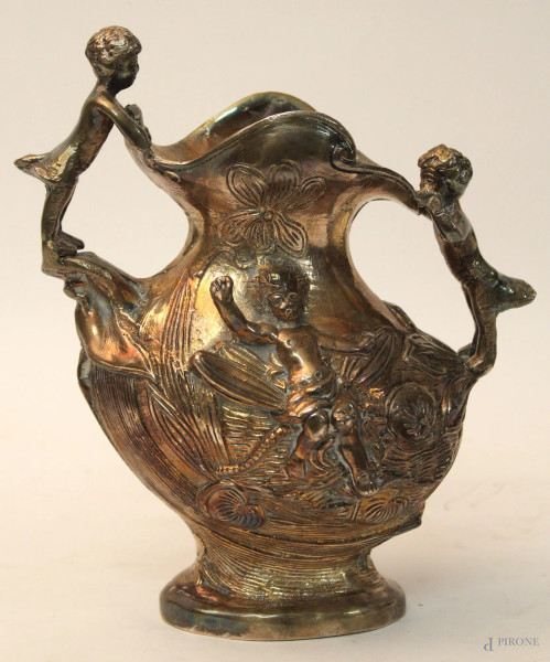 Anfora in bronzo argentato cesellato con anse a forma di putti, H 20 cm.