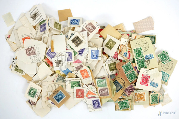 Lotto di vari francobolli e cartoline da collezione.