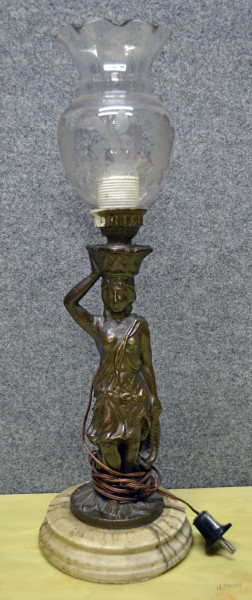 Figura neoclassica, scultura in bronzo, poggiante su base in marmo, montato a luce elettrica, h. cm 49.