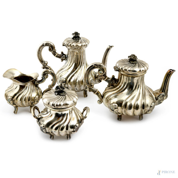Servizio composto da caffettiera, teiera, lattiera e zuccheriera in argento 800/000 punzone 23AL, altezza massima cm 22,5, peso complessivo gr 2400