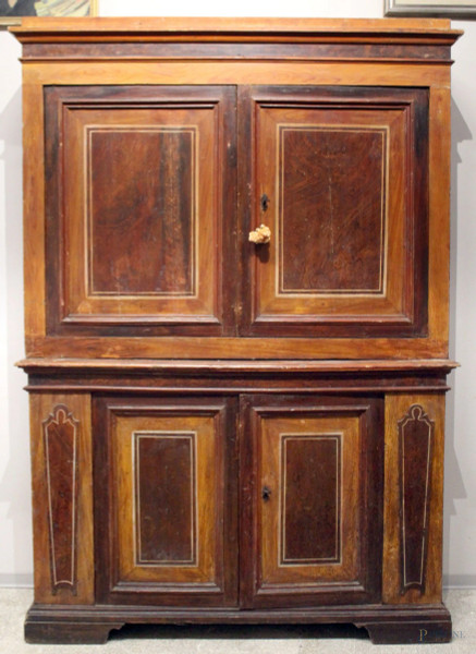 Credenza a doppio corpo del XIX secolo in legno laccato e dipinto a quattro sportelli, altezza 246x173x55 cm, (alcune parti non originali).