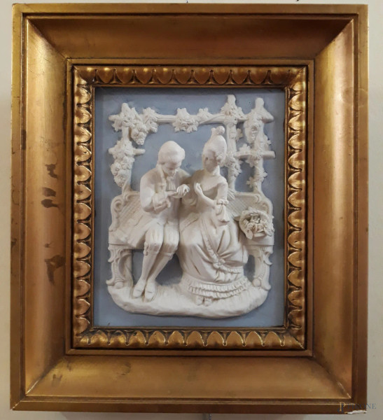 Pannello in bisquit raffigurante scena romantica 20x26 cm, entro cornice.