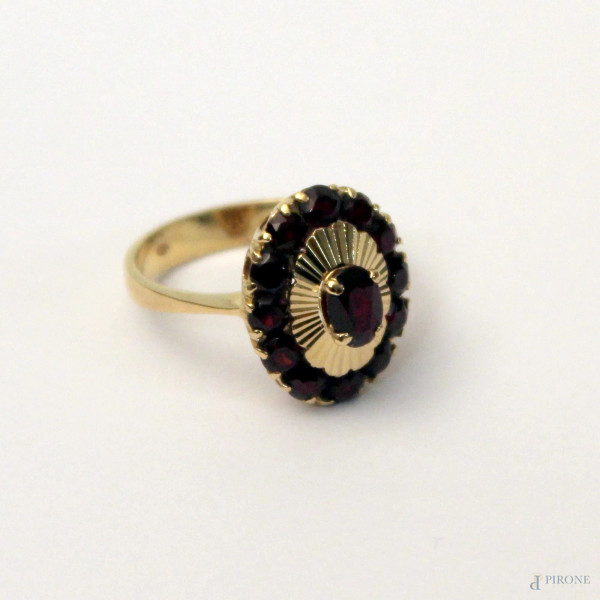 Anello in oro 18 kt con granati, gr. 6.