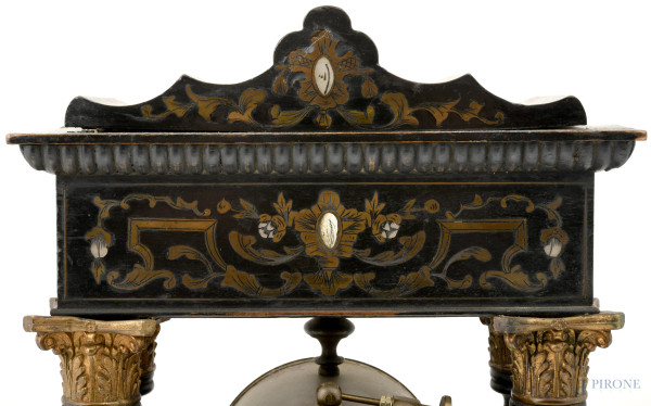 Pendola a tempietto Napoleone III in legno ebanizzato, metà del XIX secolo, cm 45x23x14, Meccanis...