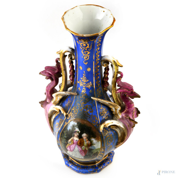 Vaso Luigi Filippo in porcellana policroma con anse a foggia di grifoni e decorato con scena gala...