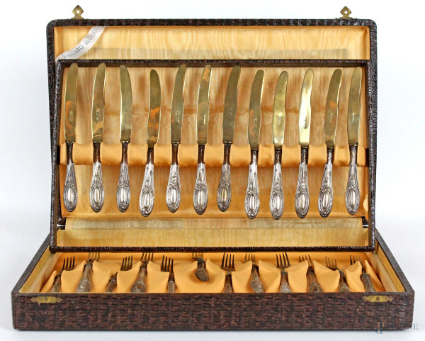 Servizio di posate da frutta con manici in argento, composto da 12 coltelli e 12 forchette, prima metà XX secolo, entro custodia
