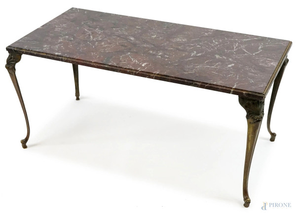 Basso tavolino con piano in marmo rosso Levanto, quattro gambe mosse in metallo dorato, cm h 50x50x100, XX secolo, (difetti).