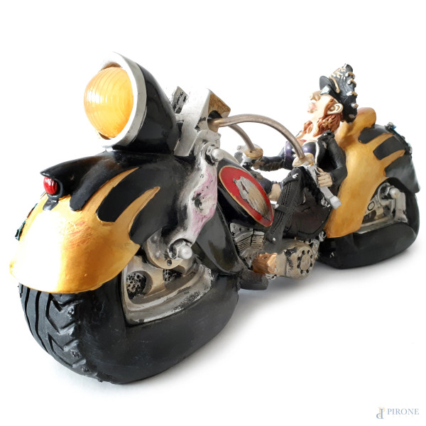Dark Metal Art, Motociclista su Harley Davidson, resina policroma, cm 13x29