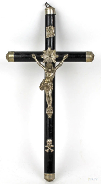 Crocifisso in metallo argentato e legno ebanizzato, cm 17x9, XX secolo