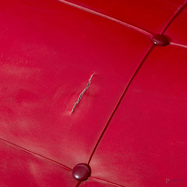 Salotto composto da divano e coppia di poltrone con struttura in legno e rivestimento in similpel...