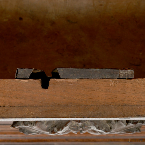 Cassapanca in noce modanato con fronte scandito da tre sezioni contenenti rispettivamente al cent...