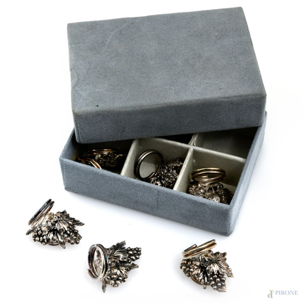 Lotto di sei segnaposto in argento a guisa di grappolo d'uva, cm 3, peso complessivo gr 90, (segni di usura)