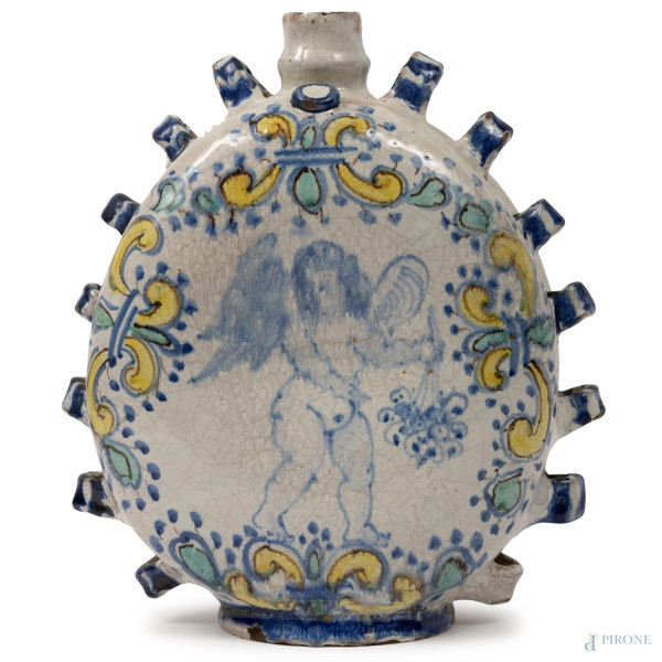 Vaso orcio in ceramica bianca, blu e gialla con decori a volute e un putto centrale, altezza cm 26 (difetti)