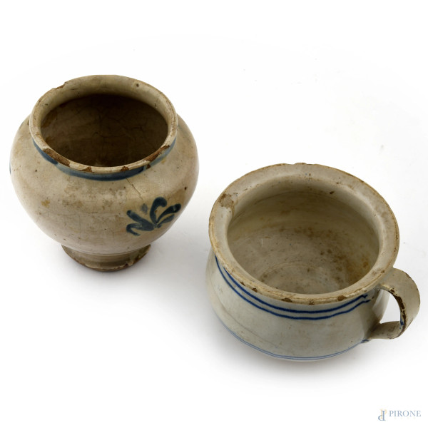 Lotto di due vasetti in maiolica dipinta e smaltata nei toni del bianco e del blu, XX secolo, alt...