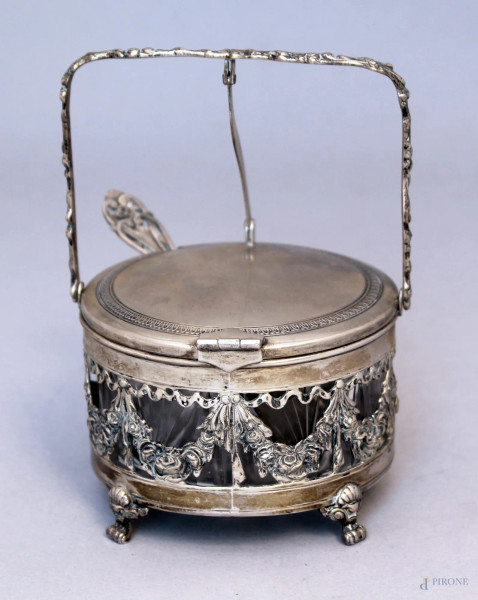 Formaggiera in argento con vaschetta in vetro, completa di cucchiaino, altezza 14 cm, gr. 270.