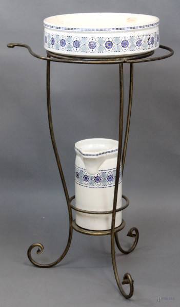 Antico lavabo in ferro battuto con brocca e catino in ceramica policroma, altezza cm. 95x58x48, (difetti e restauri).