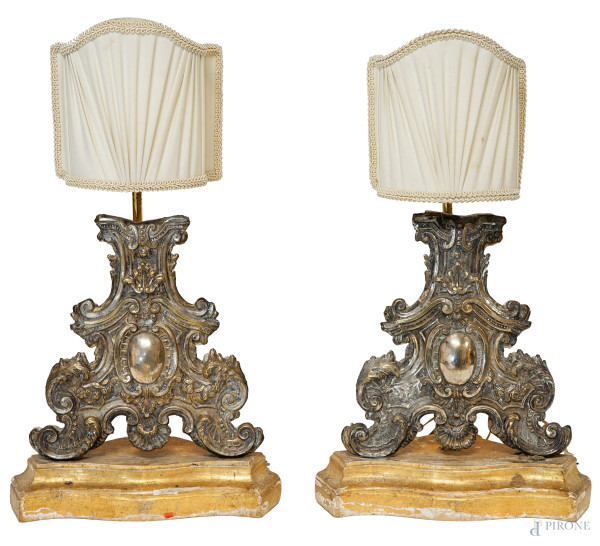 Coppia di lampade realizzate con elementi antichi, in legno intagliato e lamina di metallo sbalzato e cesellato, cm h 29, (difetti)