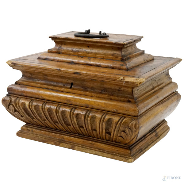 Antico forziere in legno scolpito ed intagliato, fronte modanato e base baccellata, cm 40x55x38,5, (difetti).