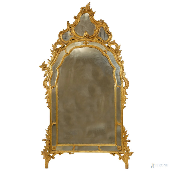 Specchiera in legno intagliato e dorato, inizi XX secolo, a motivi floreali e roccaille, cm 164x96, (difetti)