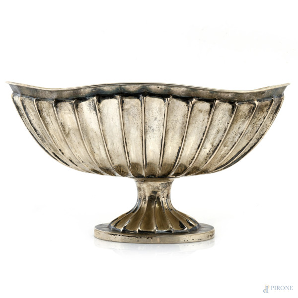 Centrotavola in argento 800/000 lavorato a scanalature, XX secolo, cm 20,5x38,5x23,5, peso gr 1350
