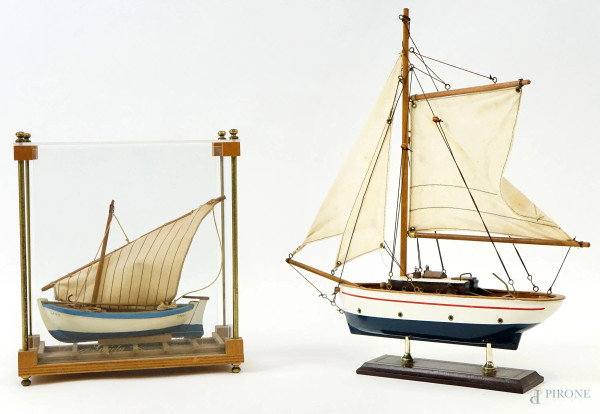 Lotto di due modellini di imbarcazioni in legno e tela, uno entro teca in vetro, XX secolo, misure max cm h 8x32x6, (segni del tempo).