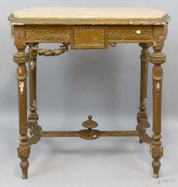 Tavolino di linea rettangolare in legno dorato, piano sagomato con marmo incassato, gambe raccordate da traversa, cm 80x79x51, XIX secolo, (difetti e mancanze)