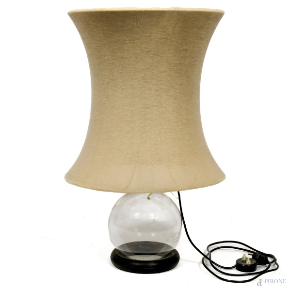 Lampada da tavolo con fusto realizzato a guisa di vaso per acqua colorata, XX secolo, cm 75x45, (segni di utilizzo)